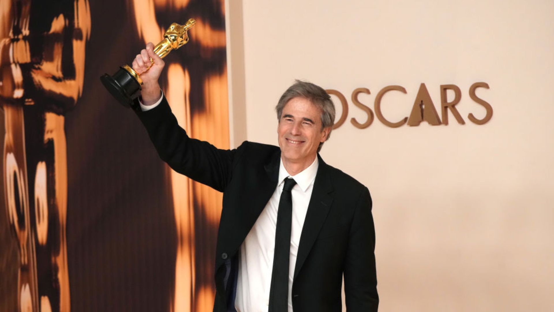 Walter Salles, diretor de Ainda Estou Aqui, exibe o Oscar de Melhor Filme Internacional (Divulgação/Jeff Kravitz/FilmMagic)