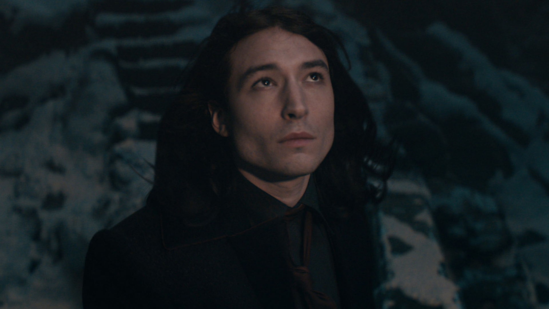 Aurélio Dumbledore é vivido por Ezra Miller em "Animais Fantásticos: Os Segredos de Dumbledore" (Foto: Reprodução/Warner Bros. Pictures)