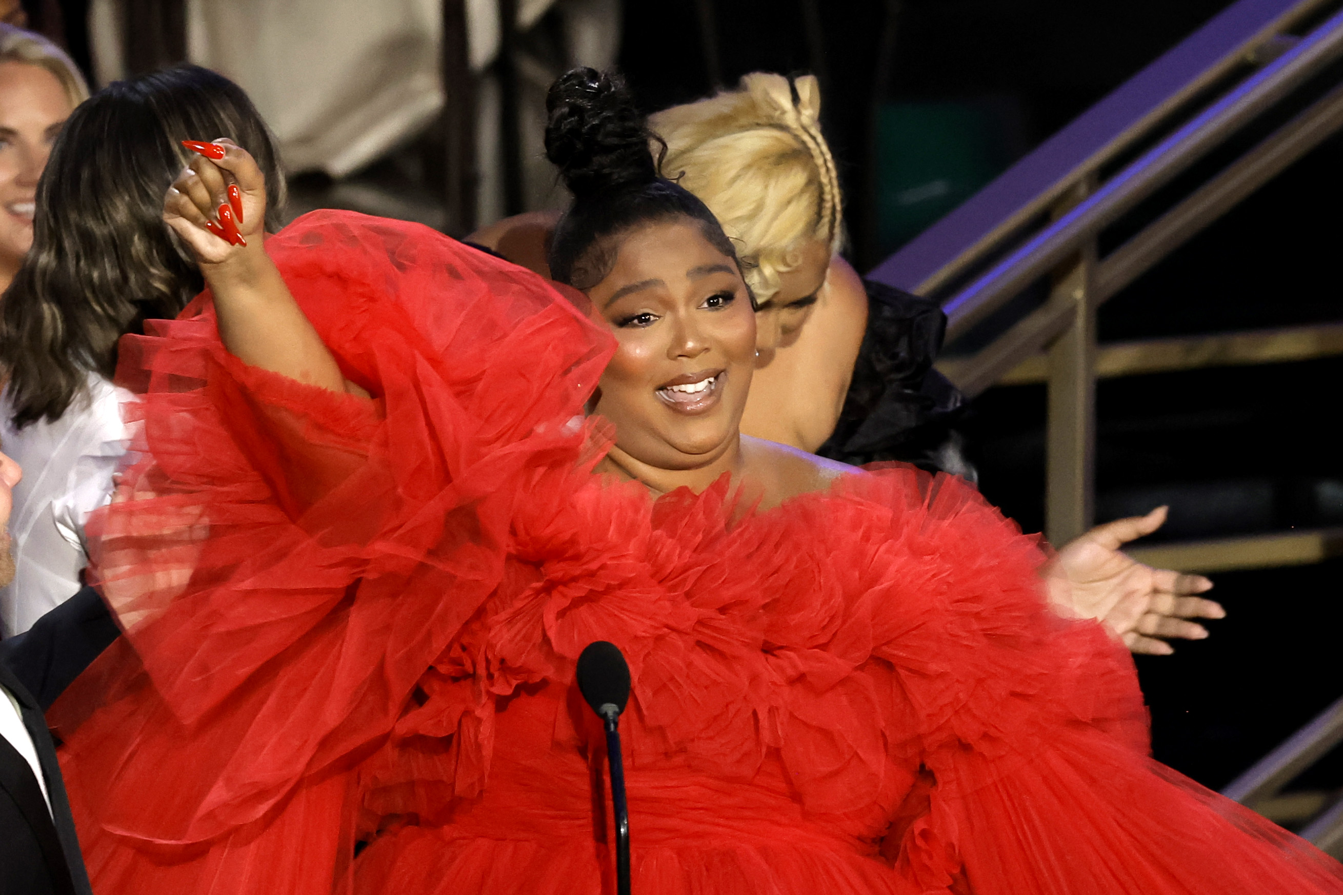 Lizzo subiu ao palco do Emmy Awards 2022 emocionada após vencer o prêmio de "Melhor Programa de Competição" por "Lizzo's Watch Out for the Big Grrrls" (Foto: Kevin Winter/Getty Images)