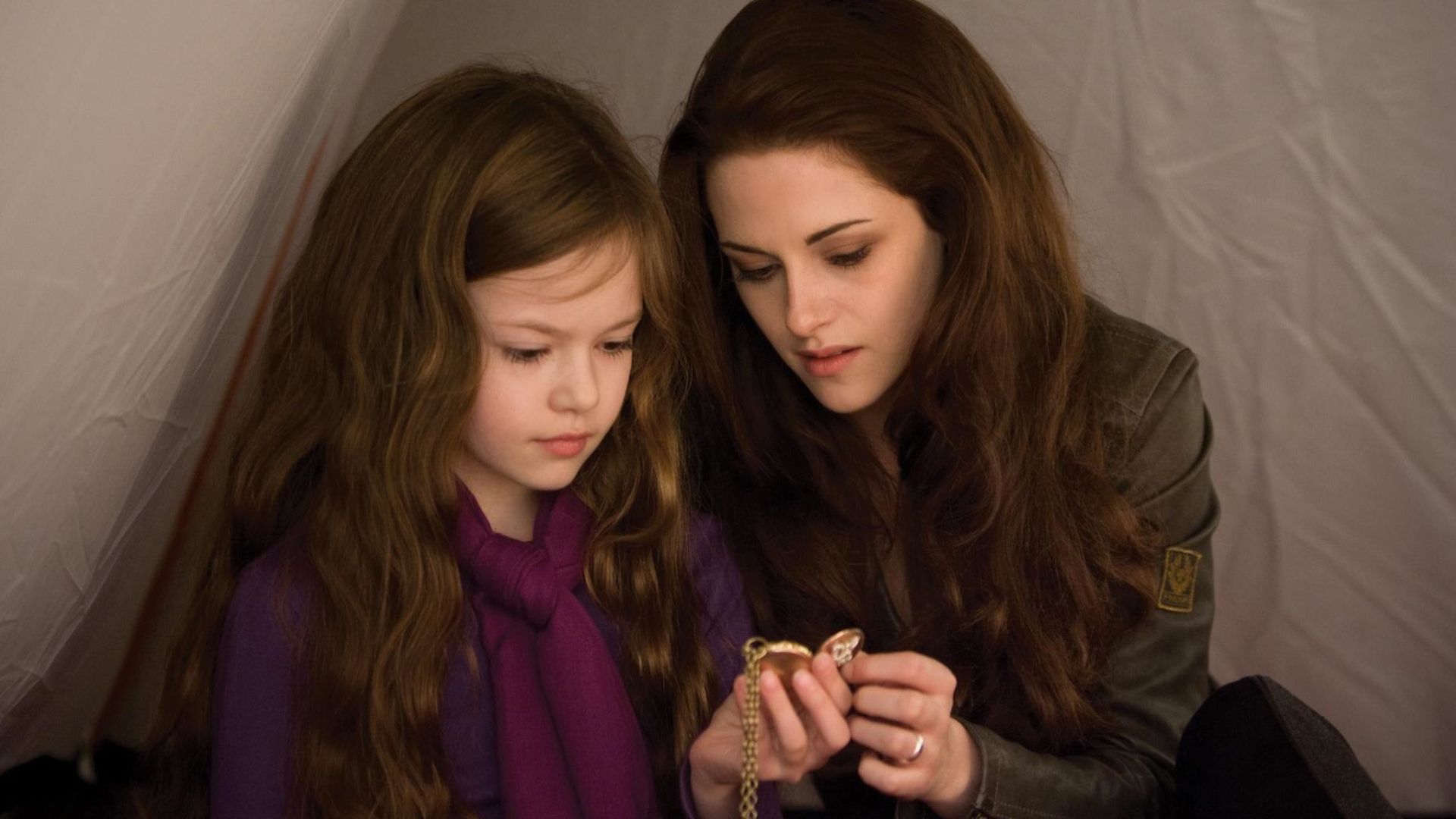 Renesmee Cullen é uma das crianças mais famosas do cinema, graças ao casal Bella Swan e Edward Cullen, de "Crepúsculo" (Foto: Divulgação/Summit Entertainment)
