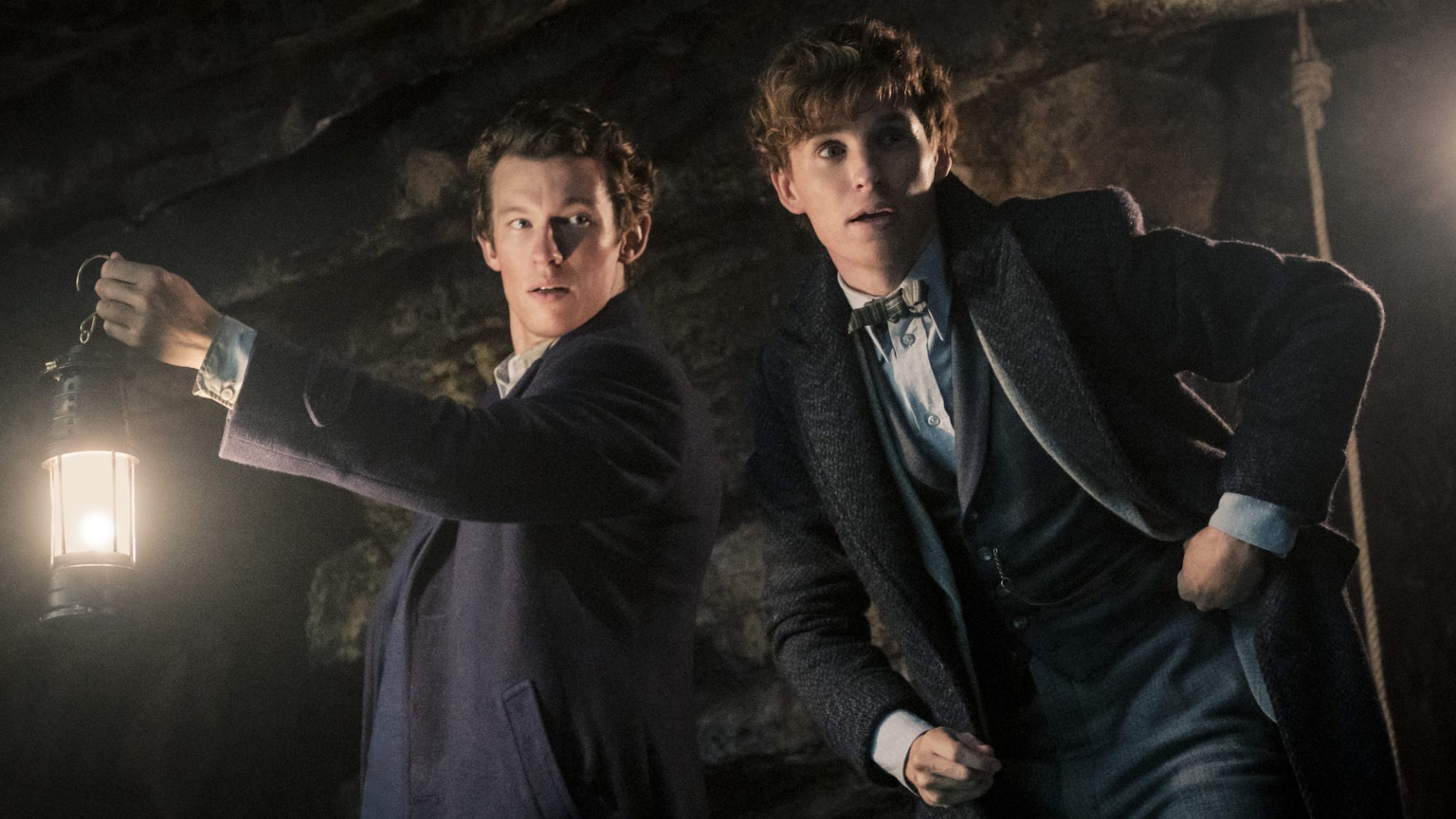 Teseu (Callum Turner) e Newt Scamander (Eddie Redmayne) em "Animais Fantásticos: Os Segredos de Dumbledore" (Foto: Divulgação/Warner Bros. Pictures)